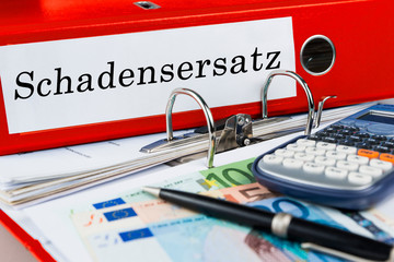 Aktenordner auf Schreibtisch mit Beschriftung