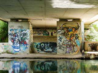Graffitis sur un mur en pleine nature