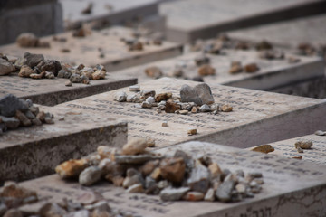 Detalle de piedras y oraciones en tumbas de un cementerio judío, Jerusalén, Israel, Oriente medio.