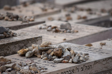 Detalle de piedras y oraciones en tumbas de un cementerio judío, Jerusalén, Israel, Oriente medio.