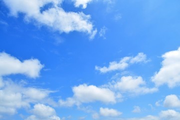 青い空にふわふわの白い雲