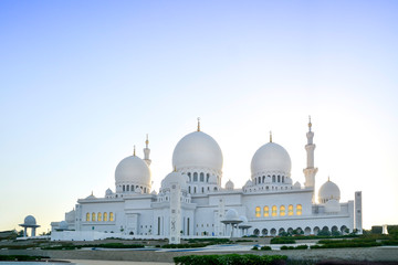 Fototapeta na wymiar Amazing view of Sheikh Zayed Grand Mosque, one of the most impressive contemporary mosques in the world. 