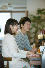 カフェで談笑をするカップル
