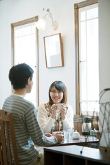 カフェでコーヒーを飲むカップル