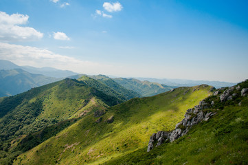 Fototapeta na wymiar green mountain fields with blue sky 