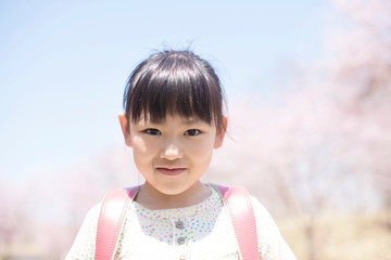 桜の前で微笑む女の子