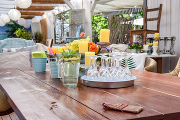 kalte getränke an einem sonnigen tag im garten