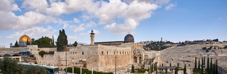 Fototapeta na wymiar Israel. Jerusalem. Old city. Panorama of the Temple Mount - Minaret Al-Asbat (Israel) and the Al-Aqsa Mosque