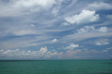 Obraz premium summer beach with clear blue sky and clouds