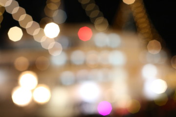 揺れる街灯、煌めく世界