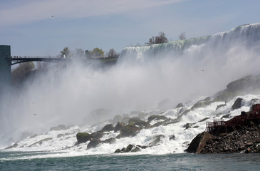 Fototapeta na wymiar rocks in the water at Niagara Falls