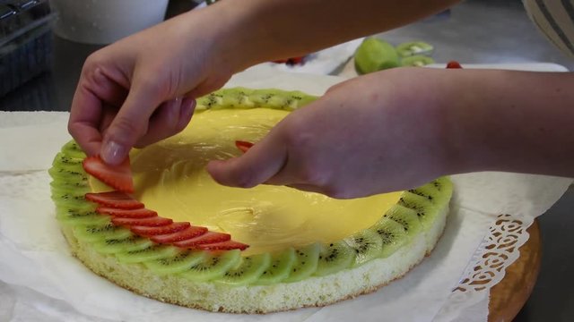 La decorazione della torta di frutta