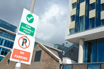 parking interdit rassemblement securité - obrazy, fototapety, plakaty