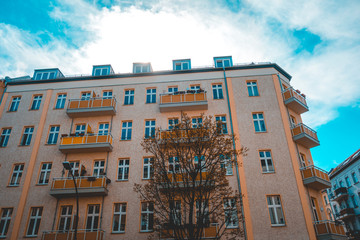 Obraz premium orange apartment house at prenzlauer berg with small lens flare on the top