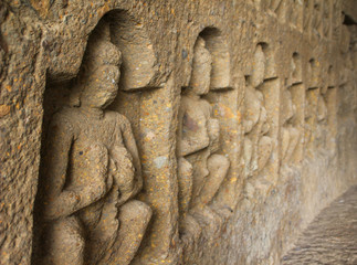 buddha idol carving in caves in pattern