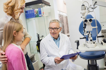 Obraz premium eye specialist finished eye examination of female young child