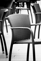 シックで落ち着いたデザインの椅子とテーブル