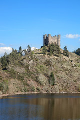 Le château d'Alleuze sur son promontoire au-dessus de la rivière