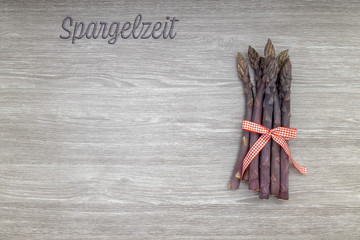 Holzwand mit Schriftzug 