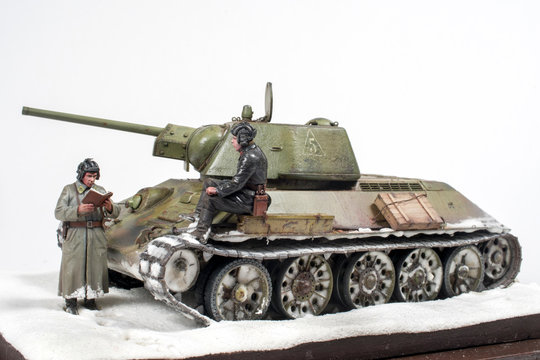 Soviet tank T 34 76 production UVZ, during the Second world war, the crew gets the job. The time period in the winter of 1942. Diorama in modeling, made by the author of the photo.