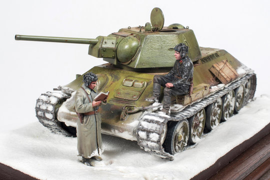 Soviet tank T 34 76 production UVZ, during the Second world war, the crew gets the job. The time period in the winter of 1942. Diorama in modeling, made by the author of the photo.