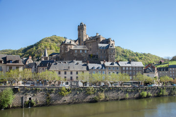 Estaing, village touristique d'Aveyron, son château et la rive du Lot