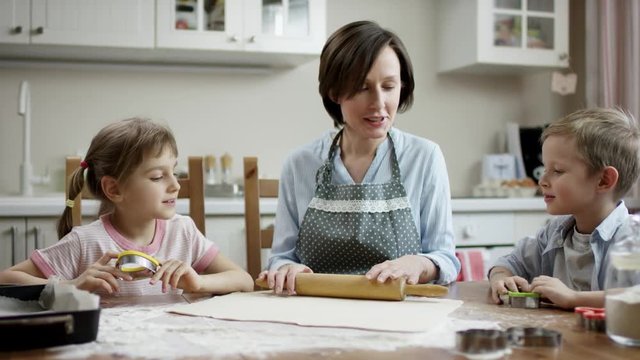 mother let children start do differ kind of cookies they whant to cook