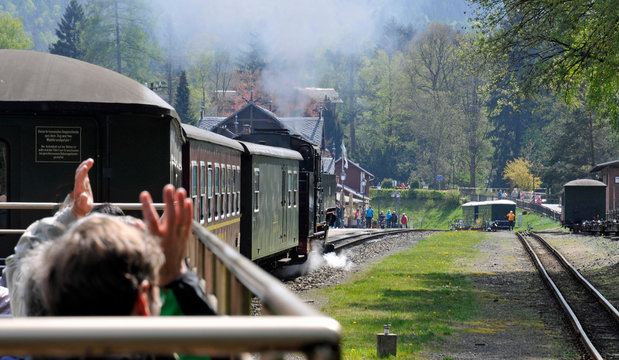 zittauer schmalspurbahn im bahnhof oybin