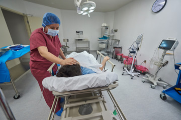 Nurse give anesthesia to patient