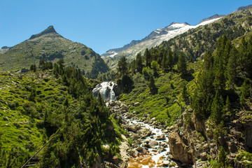 Fototapeta na wymiar Aneto peak in background with river and mountains
