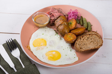 Fried egg served with pastrami