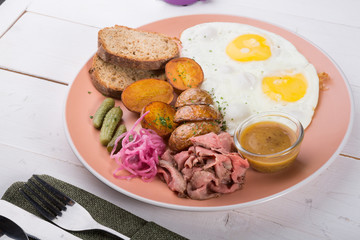 Fried egg served with pastrami