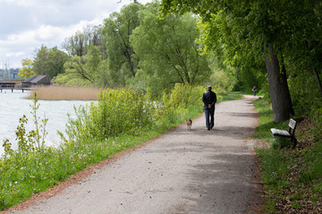Spazierg&auml;nger mit Hund am Starnberger See