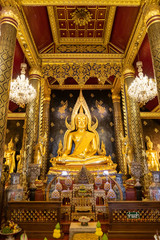 Obraz premium Phitsanulok, Thailand - December 30, 2018: Phra Buddha Chinnarat statue in chapel at Wat Phra Sri Rattana Mahathat (Wat Yai) Temple, one of most beautiful Buddha statue in country.