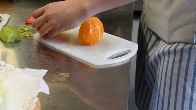Il taglio dell'arancia a fette per la decorazione della torta