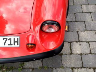 Roter englischer Leichtbau Sportwagen der Sechzigerjahre und Siebzigerjahre mit Mittelmotor im...