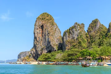 Papier Peint photo autocollant Railay Beach, Krabi, Thaïlande Belle mer bleu turquoise clair à Ao Phra Nang près de la plage de Railay, Krabi, Thaïlande