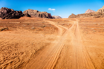 Fototapeta na wymiar track in the desert of Wadi Rum