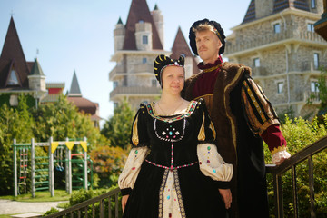 Obraz premium couple, duke and duchess against the backdrop of the castle in a beautiful park