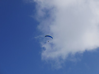 senso di libertà in un parapendio solitario nel cielo