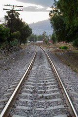 Fototapeta na wymiar vias del ferrocarril cerca de una población