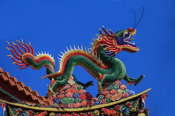 Fototapeta na wymiar Drache auf dem Dach eines Tempels in Asien, Detail