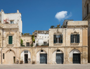 Fototapeta na wymiar Fachada de edificios históricos de la Plaza del Duomo en Lecce, Puglia