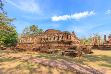 Fototapeta na wymiar Wat Chang Rob temple in Kamphaeng Phet Historical Park, UNESCO World Heritage site
