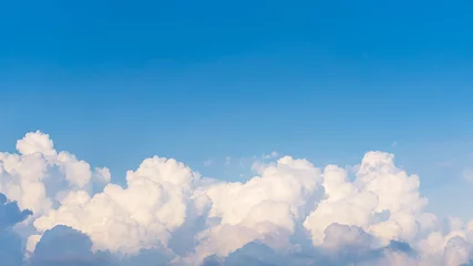 Panoramaspitze der Wolken und des Hintergrundes des blauen Himmels © c_atta
