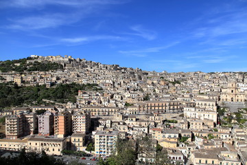 Fototapeta na wymiar Duomo di San Giorgio con panorama della città di Modica