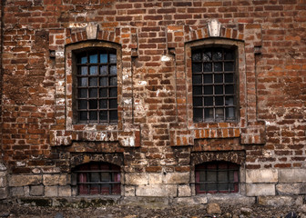 Fototapeta na wymiar Windows in old building