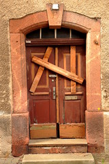 vernagelte Eingangstür an einem Haus in Leisnig