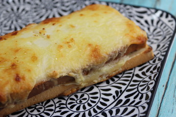 Croque monsieur sur une assiette
