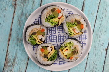 Maki légumes sur une assiette